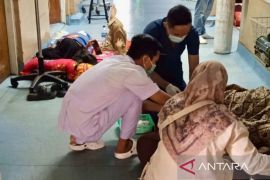 Kekurangan tempat tidur, IGD RSUD Meulaboh tangani pasien di lantai