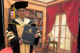 Ketum Senkom Mitra Polri tambah gelar untuk perkuat usaha