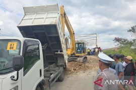 Dinas PUTR Samosir gerak cepat tangani ambles di Jembatan Siriaon, pendistribusian MBG berjalan normal
