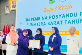 Lisda Hendrajoni terima Penghargaan TP Posyandu Pesisir Selatan dari Provinsi Sumbar