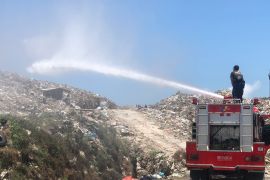 Damkar Denpasar lakukan pendinginan di TPA Suwung