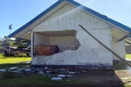 Polsek Pantai Timur membantu Pemkab Sarmi salurkan bantuan untuk korban gempa