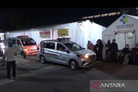 Malaikat-malaikat kecil itu terbang dengan senyum terkembang