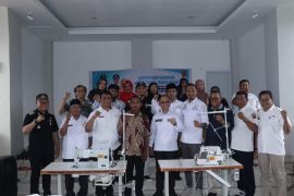 Pemkab Agam bantu mesin jahit korban banjir lahar dingin Gunung Marapi