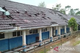 189 rumah porak-poranda diterjang puting beliung di Cianjur, sekolah SMP ikut hancur