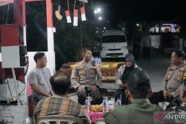 Polres Blitar beri HT ke pengelola pos kamling