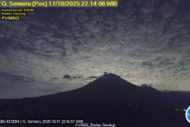 Semeru kembali erupsi disertai letusan pada Jumat malam