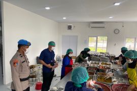 Polda Maluku salurkan 3.465 makanan bergizi gratis  pada 17 sekolah di Kota Ambon