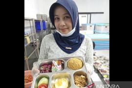 Free meal kitchens serve Prabowo's favorite dish on his 74th birthday