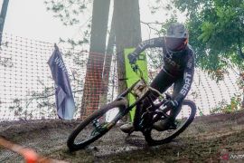 Atlet elite bersaing ketat pada final 76 Indonesian Downhill 2025