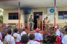 Indonesian soldiers deliver school supplies to remote Highland Papua