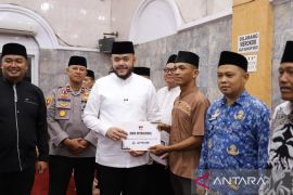 Wali Kota Fadly Amran serahkan dana operasional RT/RW triwulan III di KotoTangah