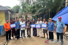 Pemkab Bangka Barat serahkan bantuan korban bencana angin kencang