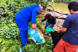 Tanah Laut Water Police clean up seawater on Bumi Makmur coast