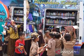 Perpustakaan keliling untuk menjangkau desa terpecil