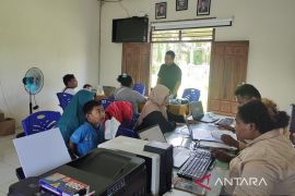 Dukcapil Manokwari jemput bola rekam 18.000 KTP elektronik