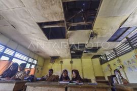 Sekolah rusak dan kekurangan kelas di Jambi