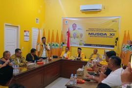 Serahkan formulir ke Golkar Riau, Afrizal Sintong klaim kantongi dukungan 12 DPD II
