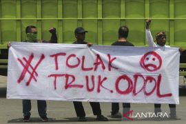 Unjuk rasa menuntut penertiban truk muatan berlebih