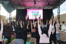Mahasiswa kedokteran Universitas Jambi wujudkan gaya hidup sehat lewat yoga massal