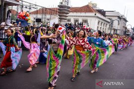 Warga ramaikan acara karnaval Asia Afrika Festival 2025 di Bandung