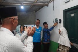 Senyum sumringah Nenek Partinah terima sambungan listrik gratis dari pemerintah dan PLN