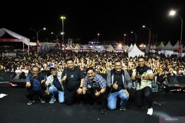 Ribuan warga ramaikan malam hiburan TOTK diisi artis ibu kota di Samosir