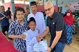 PLTU Batang gelar khitan massal untuk anak-anak nelayan Roban