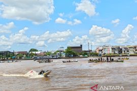 Sultan Pontianak menyosialisasikan penggunaan perahu berbahan bakar gas