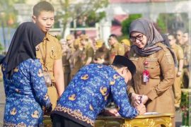 Wali Kota Lisa terharu serahkan SK ribuan PPPK paruh waktu Pemkot Banjarbaru