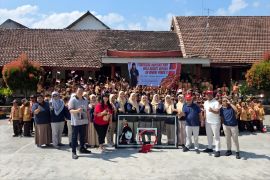 Ketua Perbasi Jatim serahkan bantuan ring dan bola basket ke sejumlah daerah