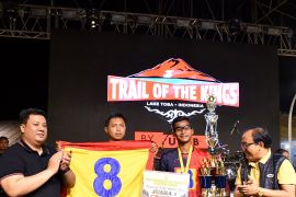 Bupati Vandiko serahkan piala ke Puraka Medan juarai festival Solu Bolon rangkaian acara TOTK di Samosir