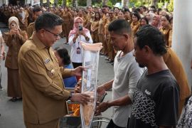 Pemkot Ambon salurkan bansos dari APBD 2025 untuk kelompok disabilitas dan warga miskin