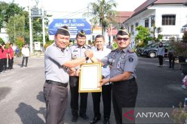 Kanwil Kemenkum Babel serahkan sertifikat hak cipta apresiasi karya intelektual ASN