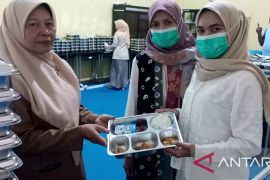 Dapur SPPG Masjid Jamik Pangkalpinang salurkan menu MBG ke 2.983 siswa pada hari pertama