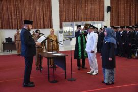 Wako Fadly Amran lantik 122 pejabat administrator dan pengawas di lingkungan Pemko Padang