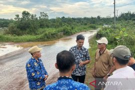 Wabup Bangka Barat pantau sejumlah ruas jalan rusak