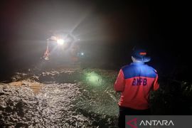 BPBD OKU Selatan bersihkan material longsor tutup ruas jalan di Desa Vila