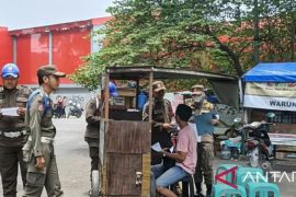 Satpol PP Karawang minta puluhan PKL taman area Stadion Singaperbangsa bongkar lapak sendiri