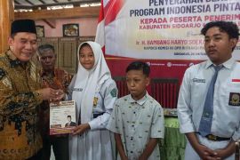 Anggota DPR RI salurkan bantuan PIP untuk siswa Sidoarjo