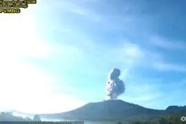 Gunung Ibu di Halmahera Barat semburkan abu hingga 1,2 kilometer