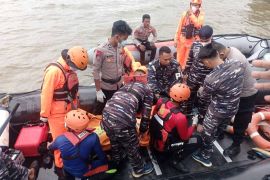 Tim SAR evakuasi jenazah penumpang kapal jatuh ke laut