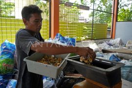 Foto: Pembuatan batako dari limbah plastik