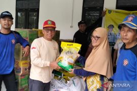 Dinsos Tapin salurkan bantuan untuk korban puting beliung Mekar Sari