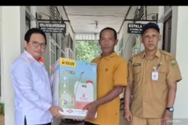 Anggota DPRD Kalsel serahakan sapras pertanian kepada poktan Tabalong