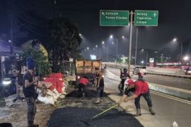 Jalan berlubang di Kota Tangerang dampak galian pipa air diperbaiki
