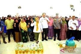 Pemprov Gorontalo menyalurkan bantuan UMKM Rp1,9 miliar