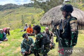 Satgas Yonif 511 salurkan bahan pokok bagi warga Popome yang berduka