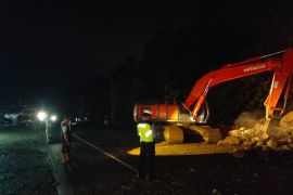 Longsor tebing sempat macetkan lalu lintas Banda Aceh-Meulaboh