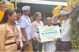 Pemkab Gianyar Bali serahkan santunan kematian rohaniawan